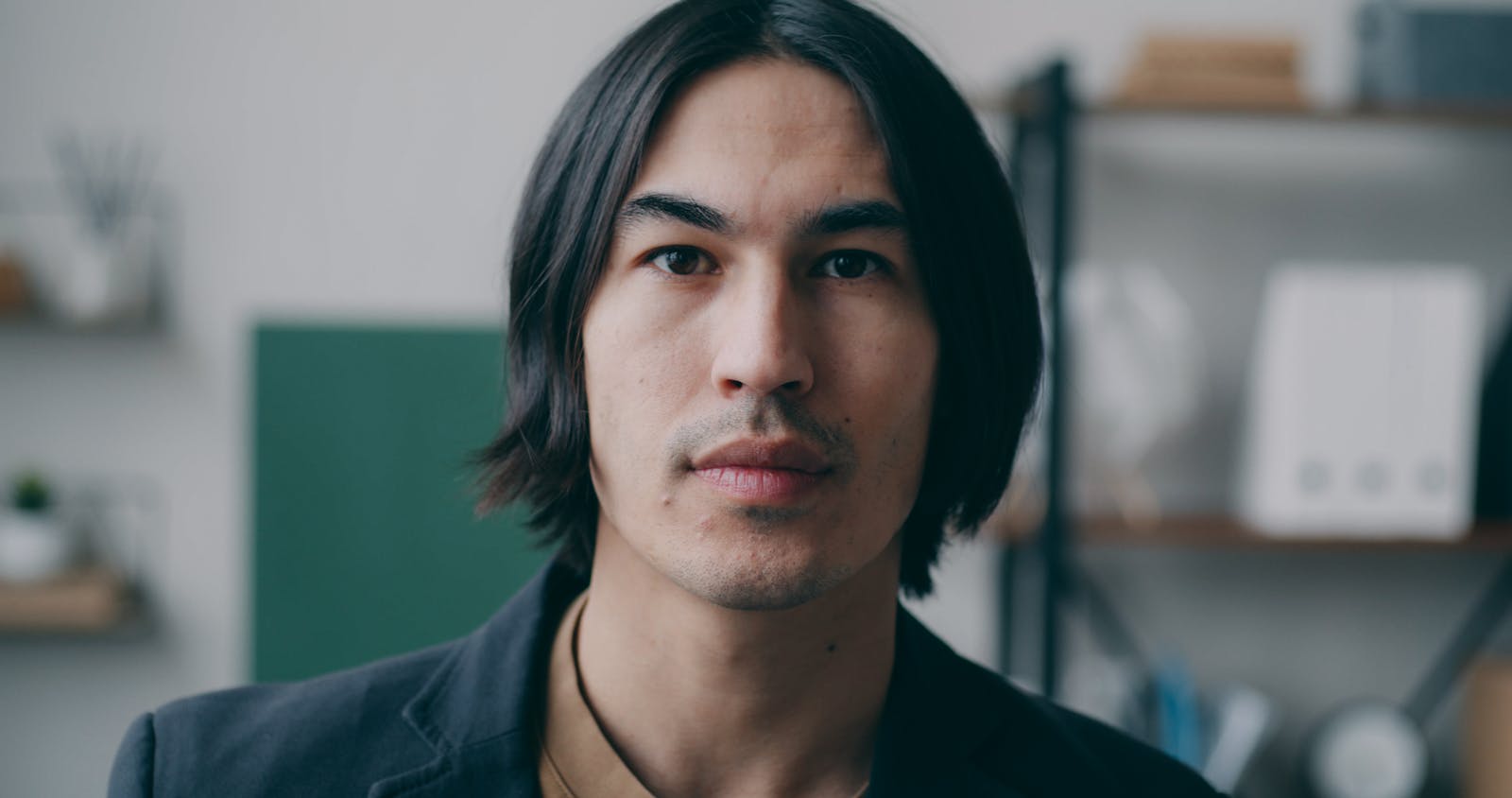 Щит с медицинским крестом и иконками соцсетей — концепция E-E-A-T для медицинского контента